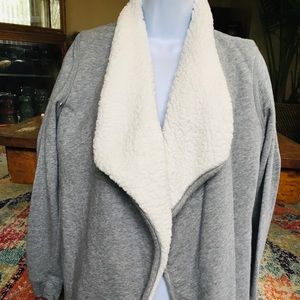 Grey sweatshirt with Sherpa collar and lining.